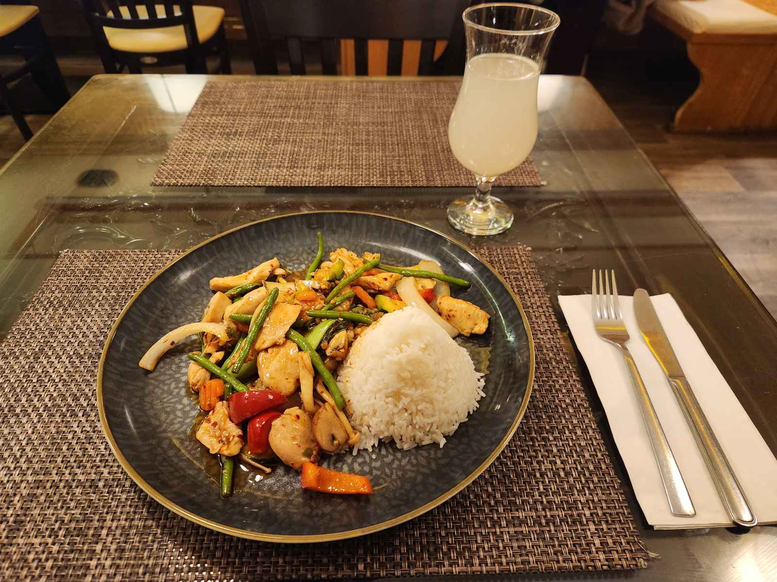 Hähnchen mit verschiedenem Gemüse und Reis